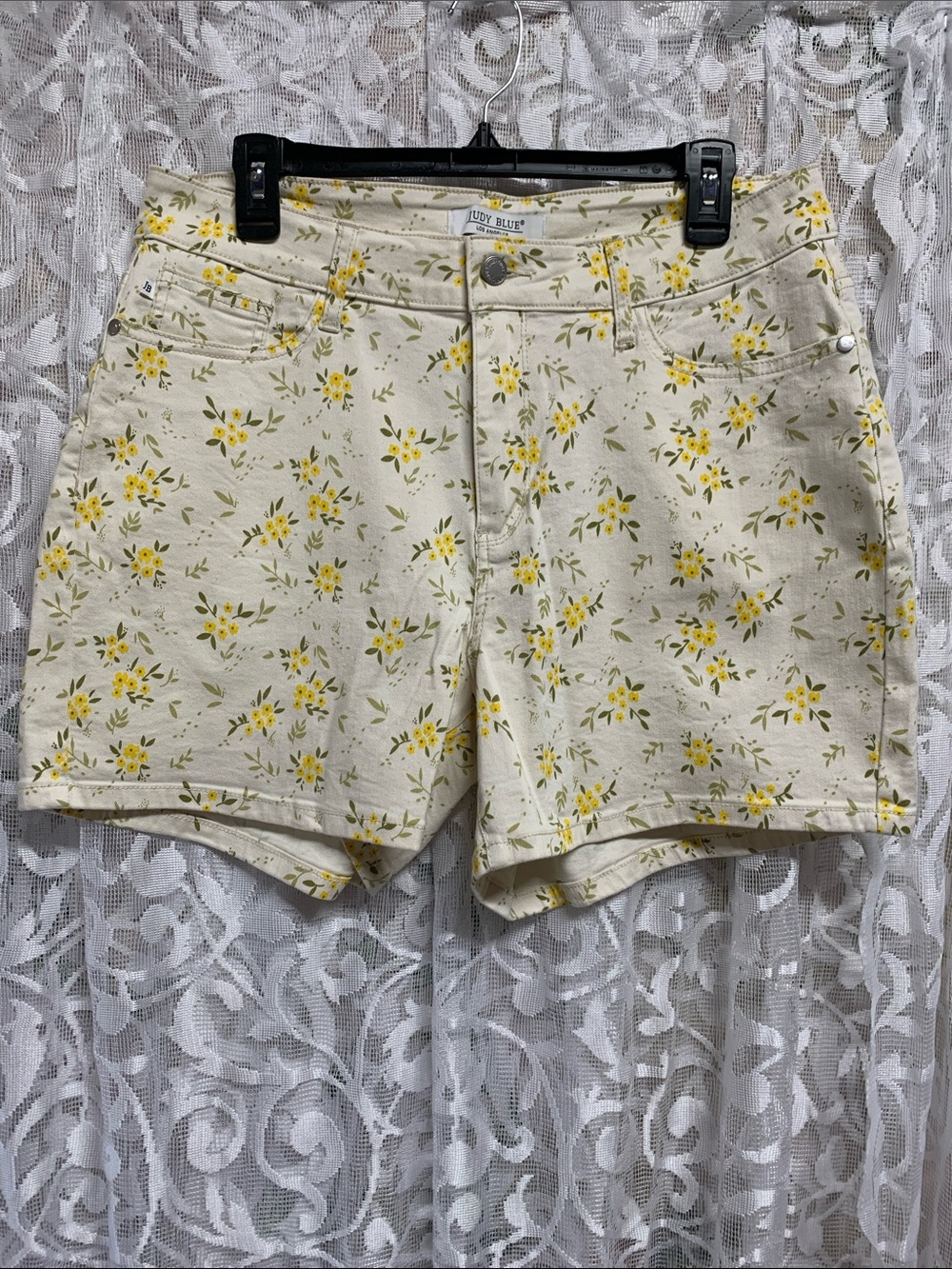 Judy blue Light Floral Women’s Shorts - Yellow on Cream